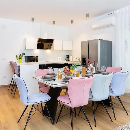 Ferienhaus Mit Privatpool Fur 10 Personen Ca 220 Qm In Pula, Istrien Istrische Riviera *