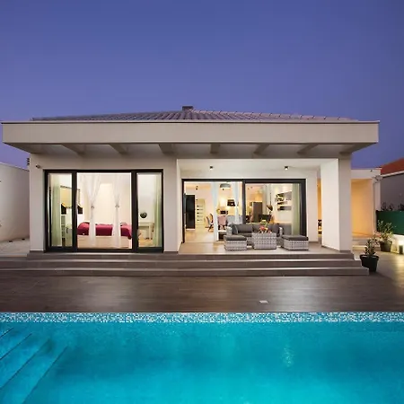 Ferienhaus Mit Privatpool Fur 10 Personen Ca 220 Qm In Pula, Istrien Istrische Riviera Pula