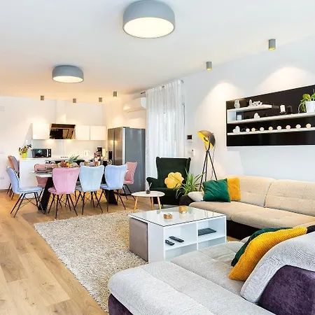 Ferienhaus Mit Privatpool Fur 10 Personen Ca 220 Qm In Pula, Istrien Istrische Riviera *